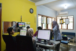 cetak gantungan kunci akrilik souvenir tim online unik